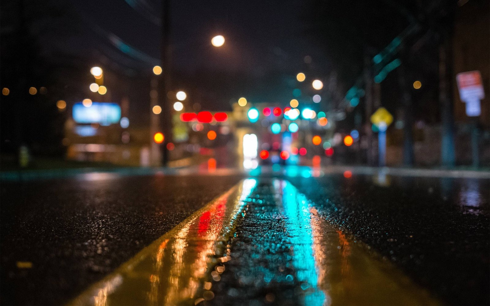 street road cityscape bokeh night lights 2k