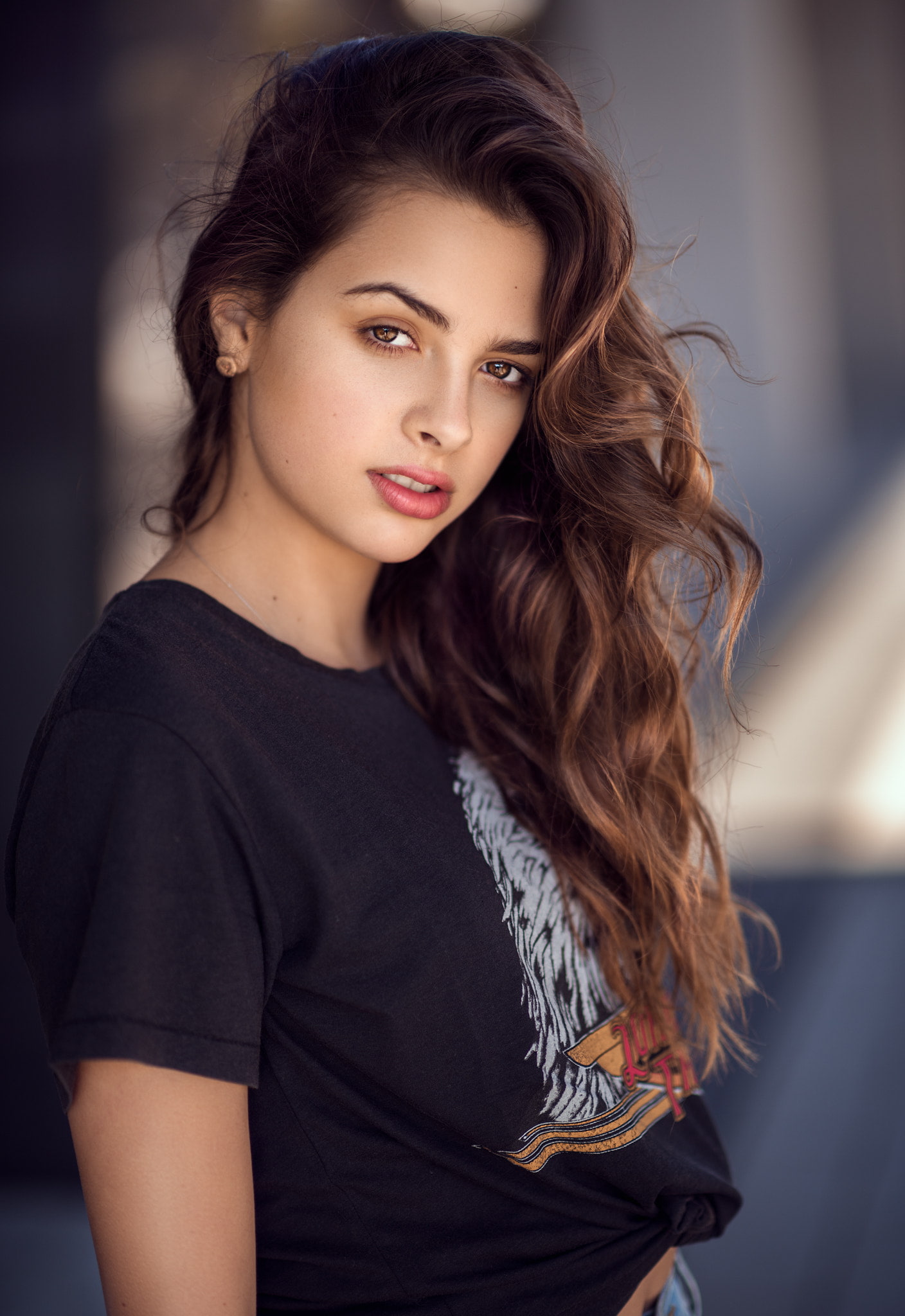 women outdoors T shirt brunette looking at viewer depth of field