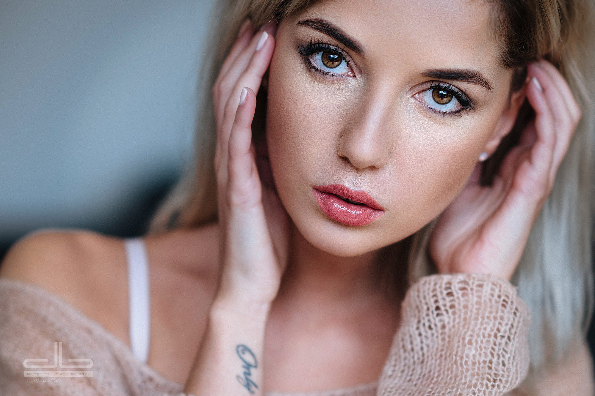 women blonde face brown eyes hands in hair portrait tanned 2k