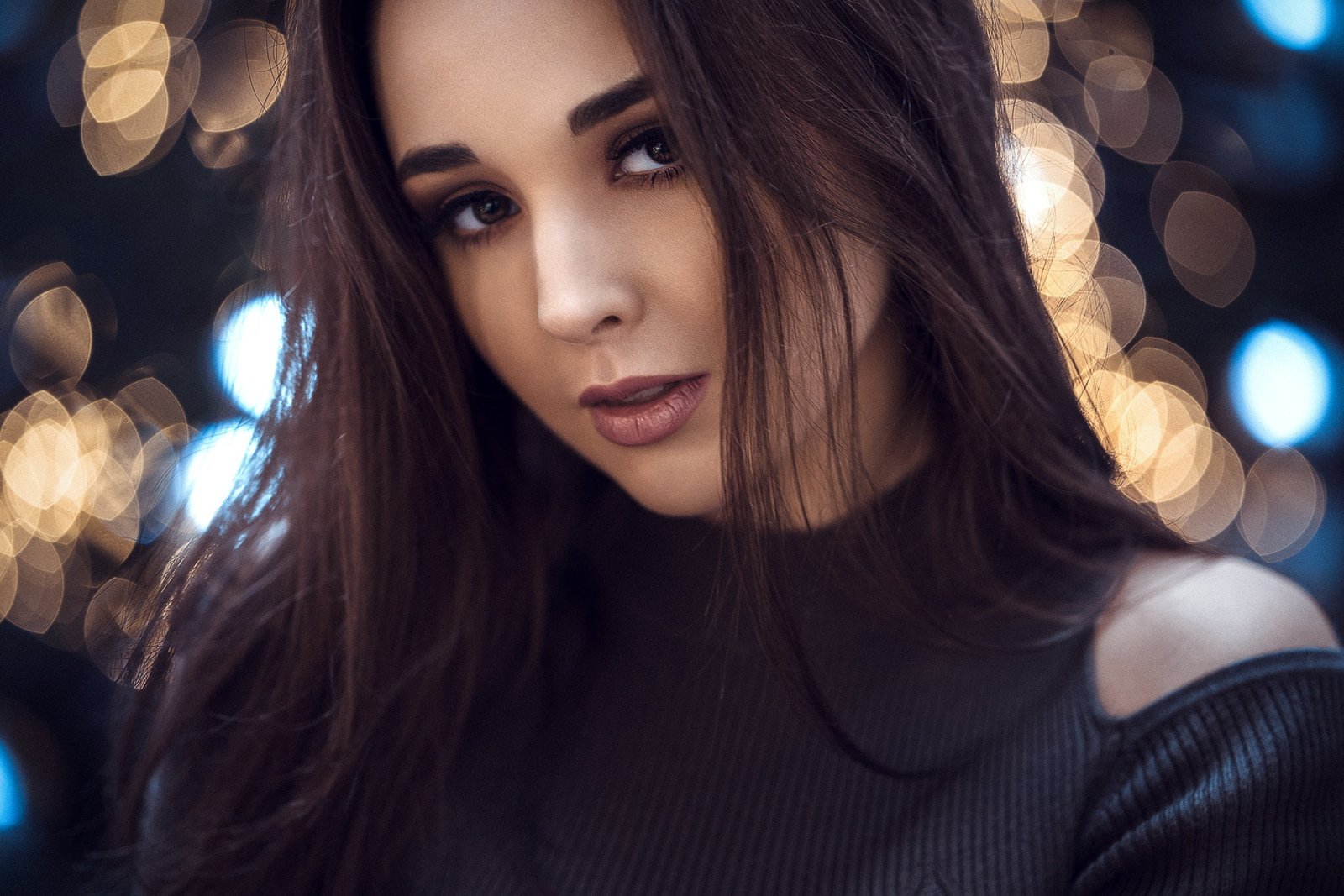 women portrait face bokeh looking at viewer brunette model 2k