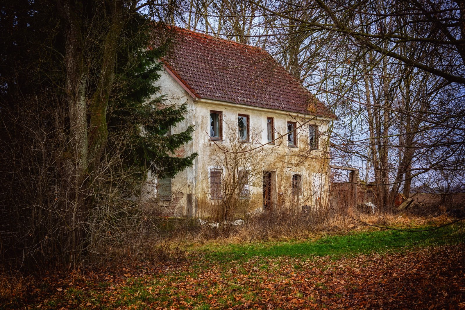 beige and red painted house near tall tress green grass home 2k 4k 5k