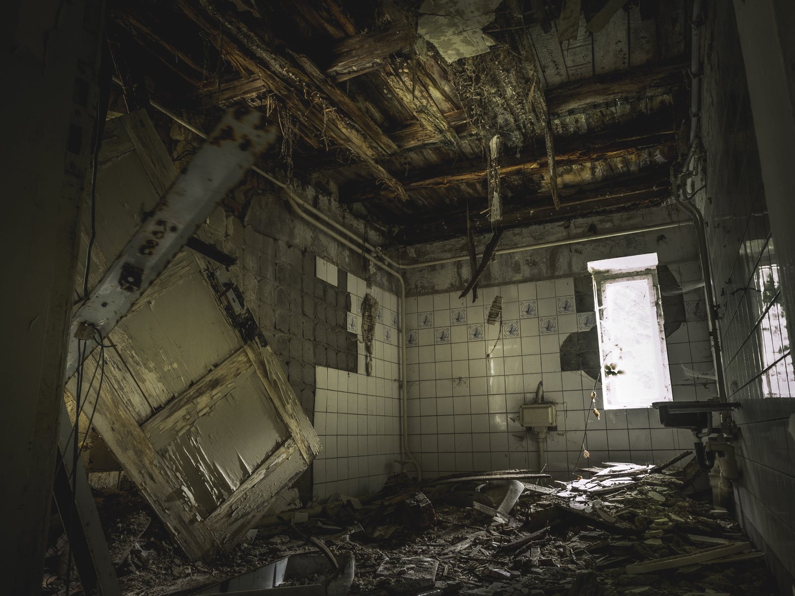 photo of wrecked bathroom lost place horror abandoned building 2k 4k