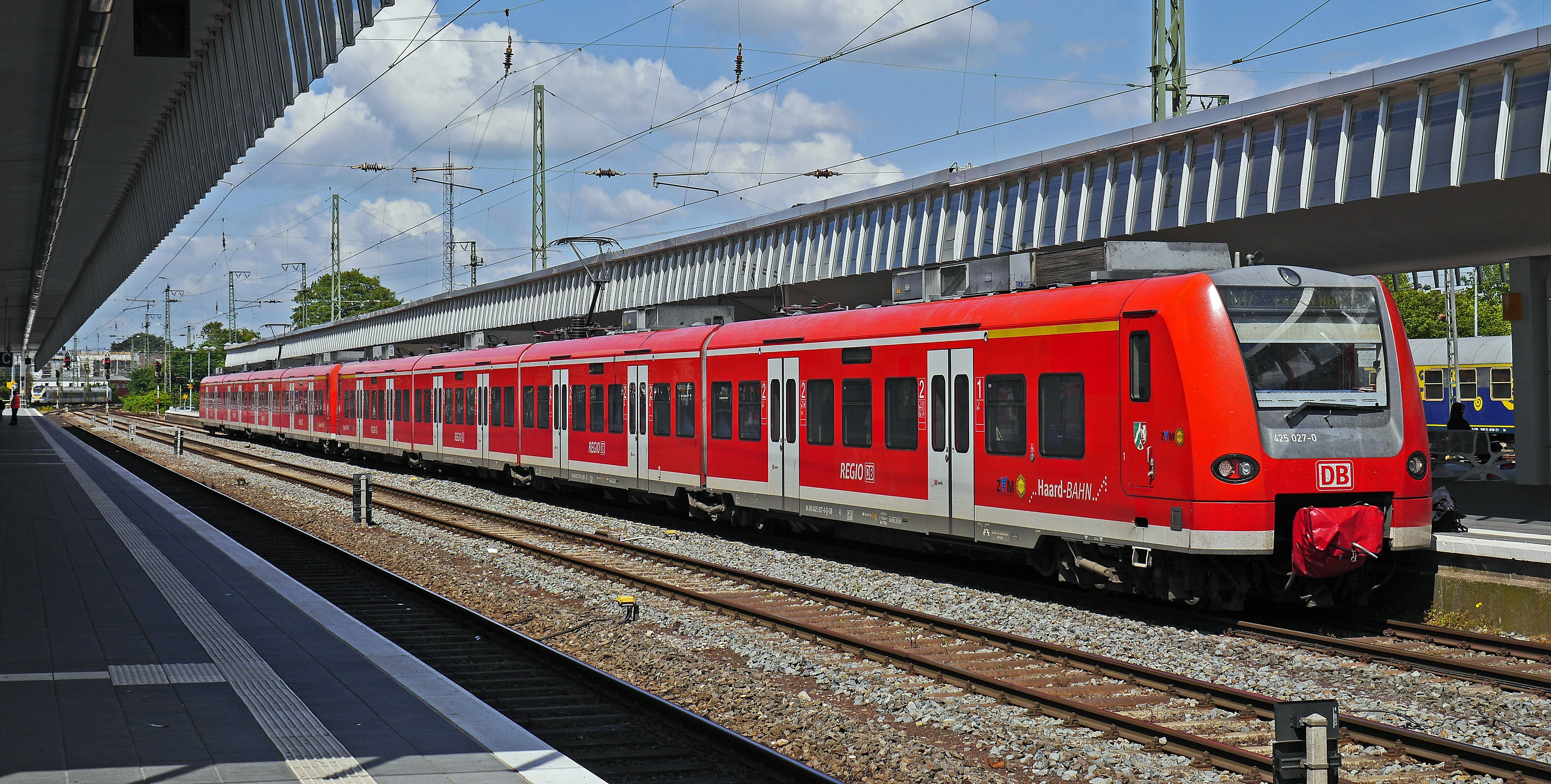 red train on subway s bahn platform hbf central station br widescreen dualmonitor dualscreen 2k 4k 5k