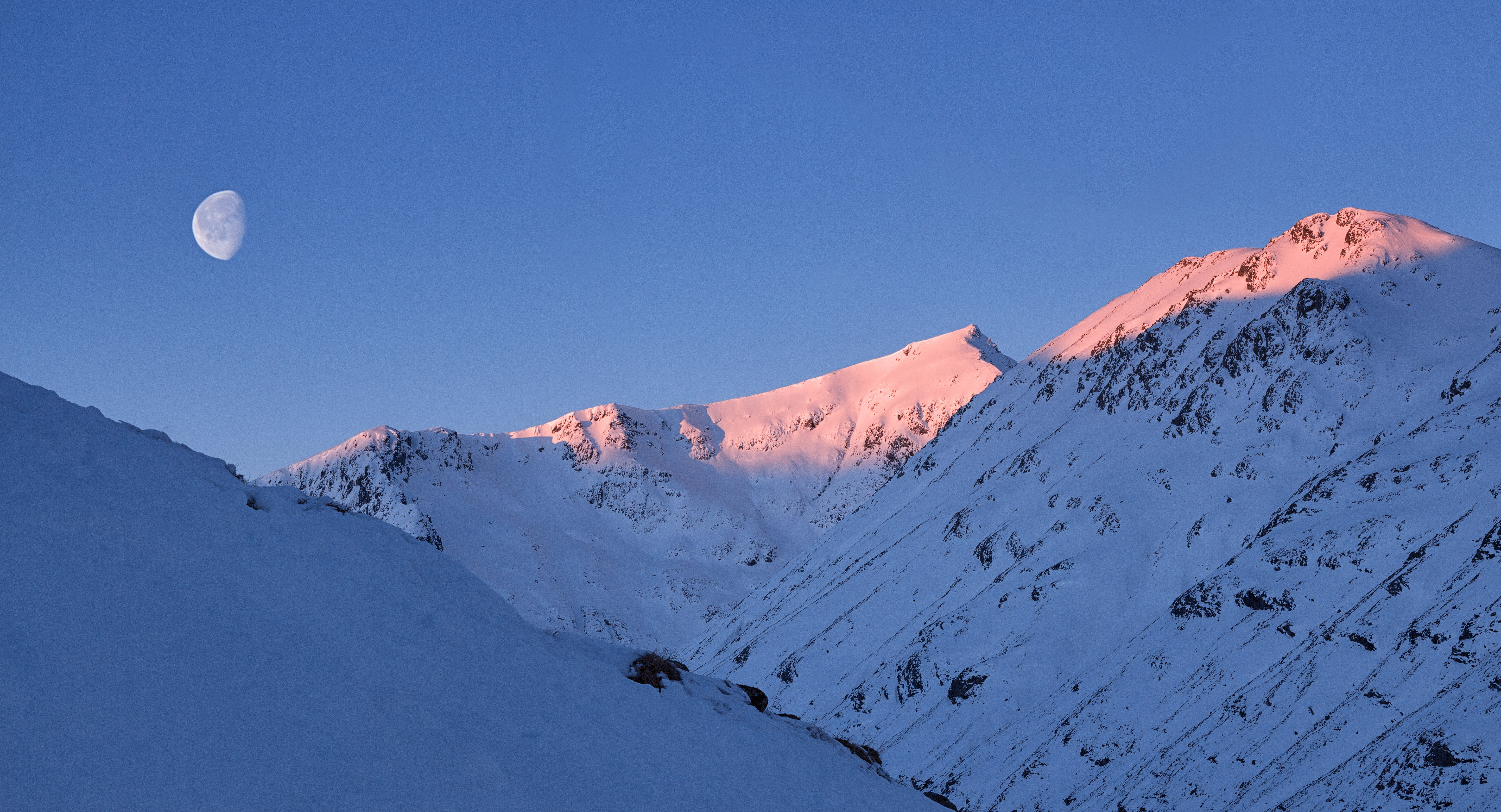 mountain covered with snow Scotland Glencoe Stob Coire Sgreamhach 2k 4k 5k