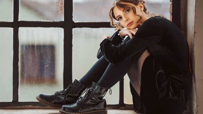 girl sitting door 2k 4k 5k