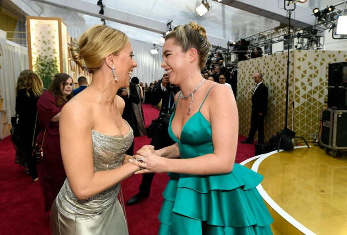 smiling florence pugh and scarlett johansson actress hollywood 2k