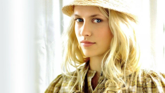 innocent looking teresa palmer actress hollywood