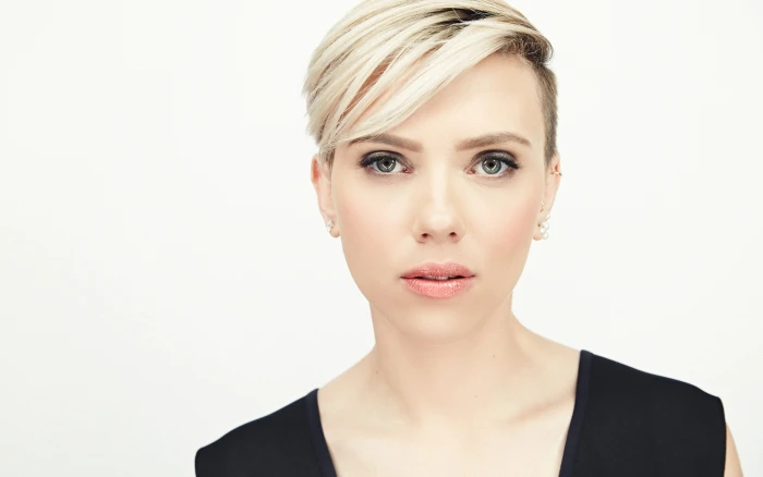 actress Scarlett Johansson portrait beauty looking at camera 2k