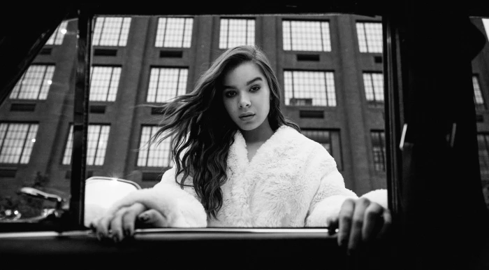 Actresses Hailee Steinfeld Black and White 2k