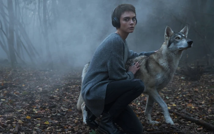 Apple headphones Cara Delevingne Jocelyn 2k