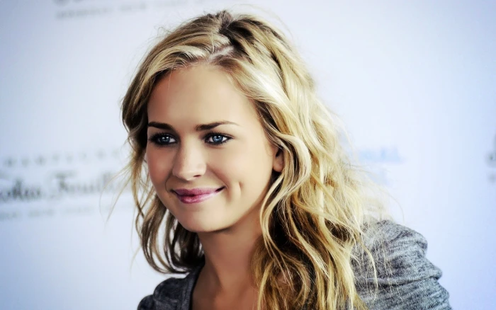 Britt Robertson actress blonde blue eyes