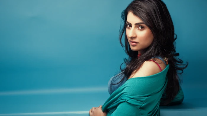 woman wearing teal top facing to her side Veda Archana Actress 2k 4k 5k