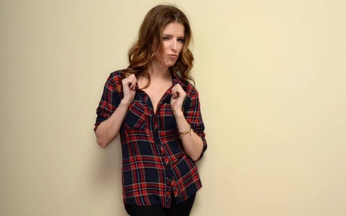 Anna Kendrick actress celebrity women simple background 2k