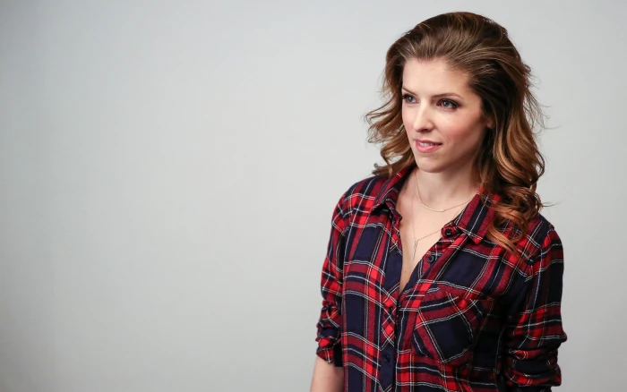 Anna Kendrick actress celebrity women singer simple background 2k