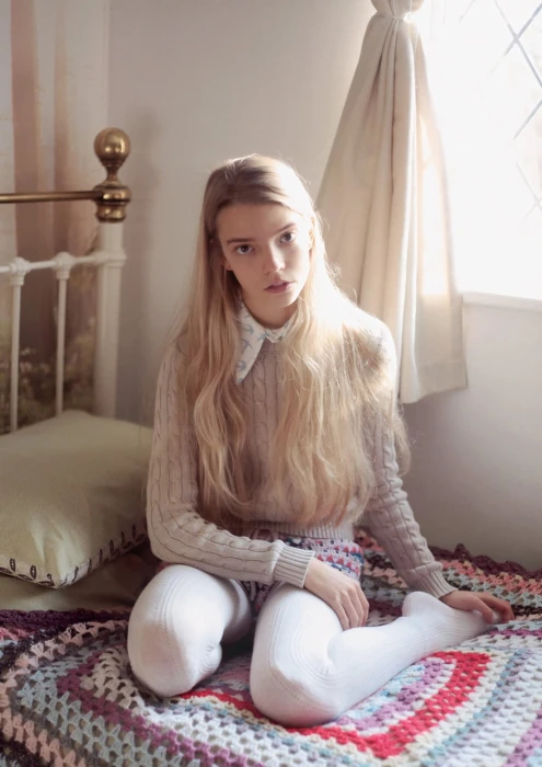 Anya Taylor Joy women actress blonde indoors in bed