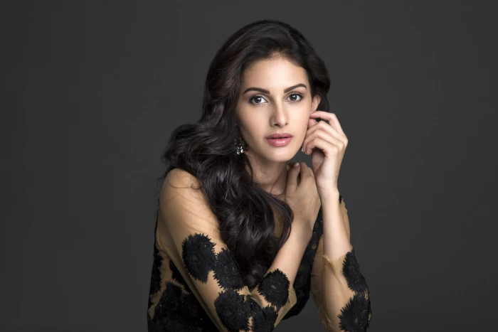 Amyra Dastur Indian actress Bollywood studio shot portrait 2k