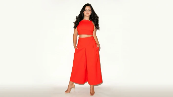 Ariel Winter high heels simple background actress feet 2k