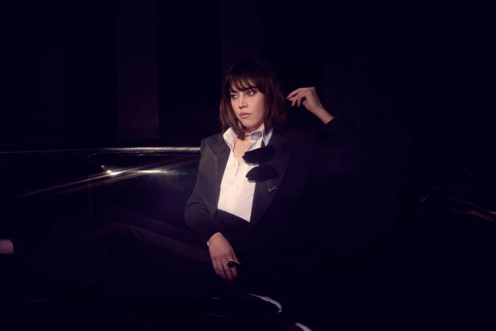 Aubrey Plaza actress women one person young adult car 2k