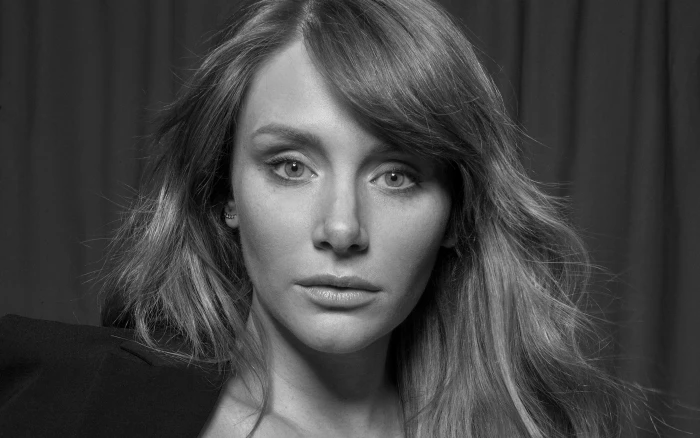 Bryce Dallas Howard actress monochrome redhead 2k
