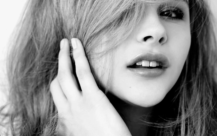 Chlo Grace Moretz monochrome women face actress looking at viewer