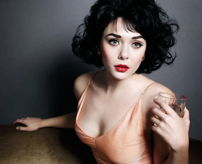 Elizabeth Olsen look girl glass actress brunette beauty 2k