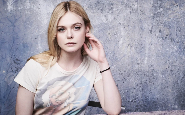 Elle Fanning actress looking at viewer 39 2k