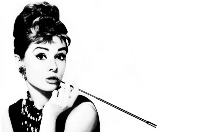 girl actress mouthpiece Audrey Hepburn black and white photo 2k