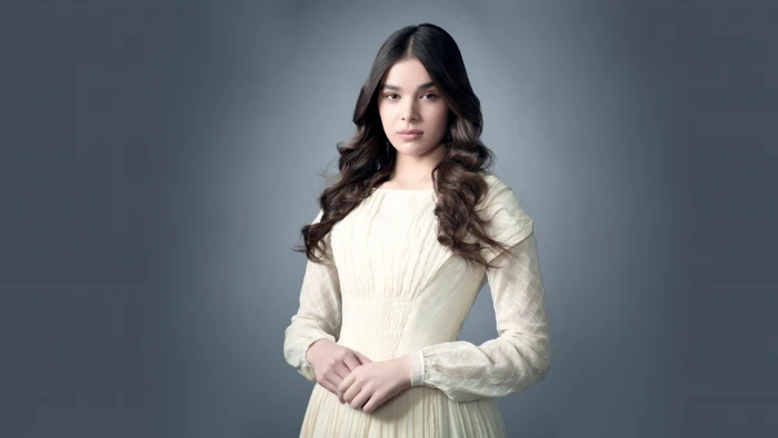 Hailee Steinfeld actress brunette gray background closeup 2k