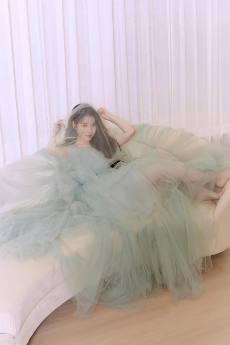 IU barefoot K pop korean women actress 2k