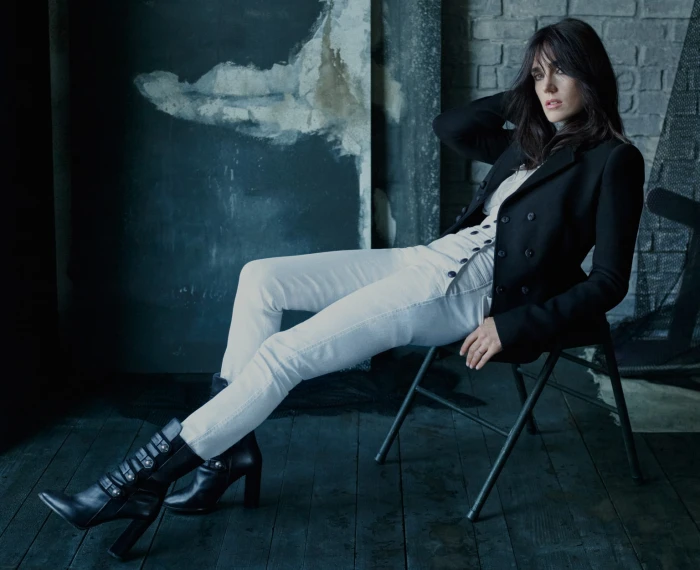 Jennifer Connelly actress brunette green eyes boots one person