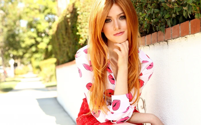 Katherine Mcnamara long hair women model shirt smiling actress summer girl women's pink and white lip print elbow sleeve tops 2k