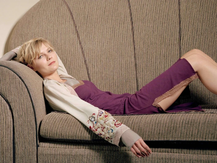 Kirsten Dunst women blonde blond hair actress in sofa