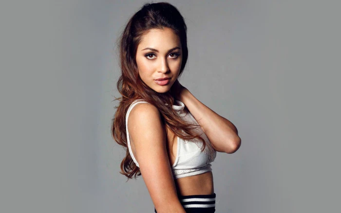 Lindsey Morgan brunette actress closeup gray background 2k