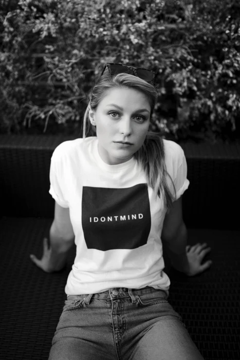 looking at viewer actress monochrome sitting women sunglasses 2k