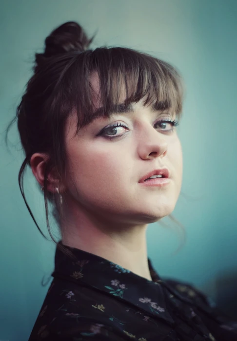 Maisie Williams actress women brunette portrait simple background