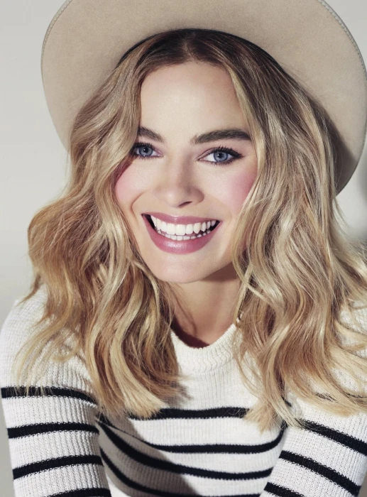 Margot Robbie actress blonde blue eyes pink lipstick hat