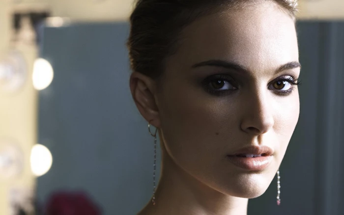Natalie Portman actress looking at viewer depth of field 2k