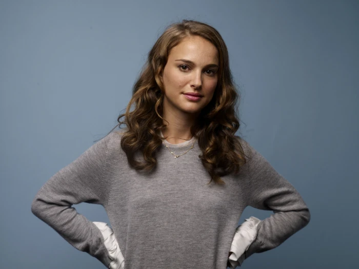Natalie Portman actress studio shot portrait looking at camera 2k
