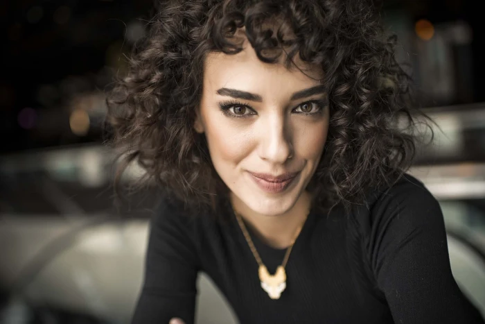 seda bakan turkish actress portrait women curly hair face 2k