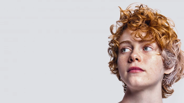 Sophia Lillis celebrity actress women redhead gray background 2k