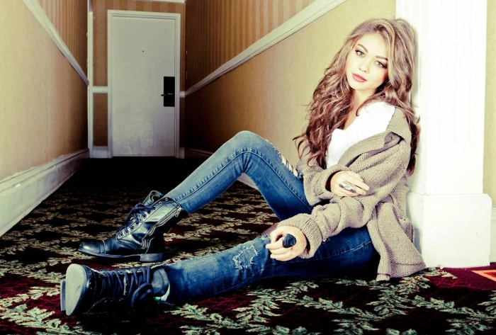 Sarah Hyland women Modern Family torn jeans brunette boots