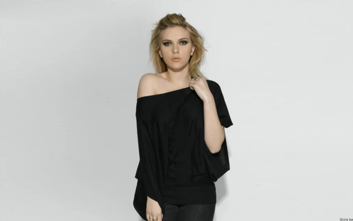 Scarlett Johansson women actress blonde looking at camera