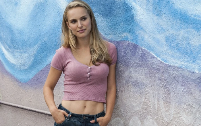 T shirt hands in pockets Natalie Portman belly actress