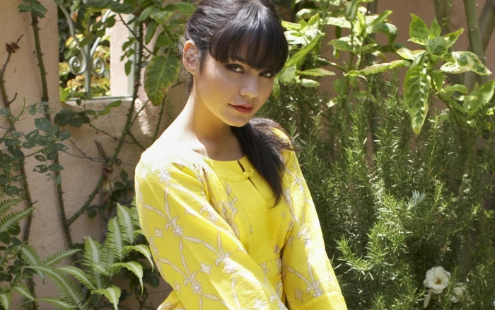 Vanessa Hudgens women brunette actress plants looking at viewer