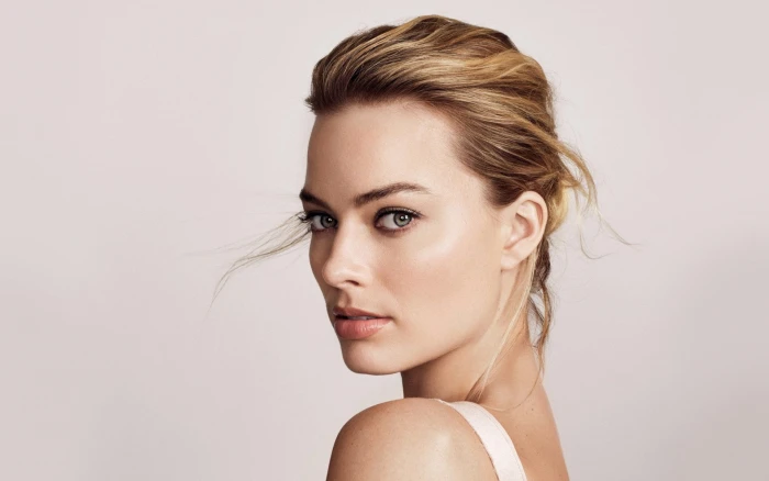 women actress Margot Robbie blonde