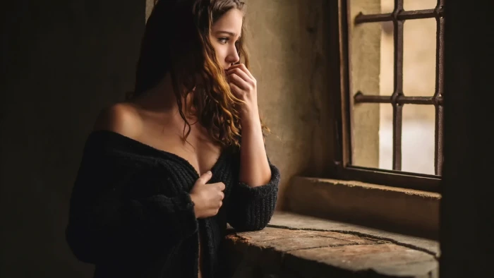 women's black long sleeved top model brunette hair face 2k