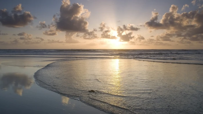 beach sea waves sunlight reflection horizon sky water 2k
