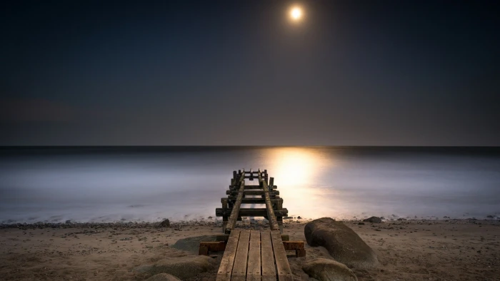 full moon calm pier shore sand baltic sea sky horizon 2k
