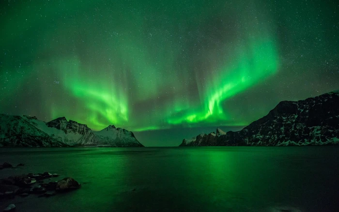 green northern lights aurorae nature sky Norway beauty in 2k