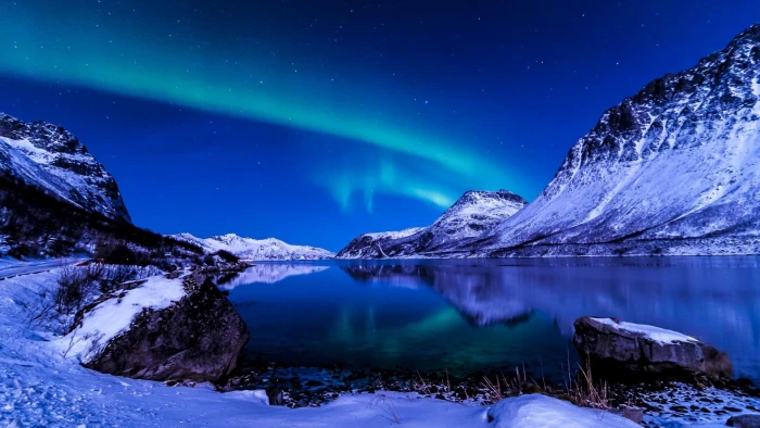 mountain aurora borealis lake sky snow nature atmosphere 2k